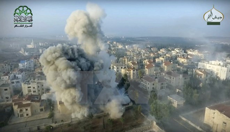 Khói bốc lên sau các cuộc giao tranh tại Aleppo ngày 29/10.
